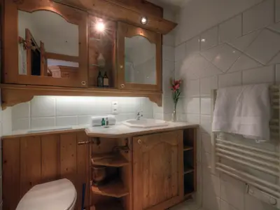 Badezimmer mit Dusche