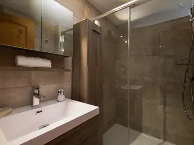 Modernes Badezimmer mit Dusche