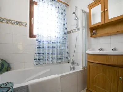 Badezimmer mit Badewanne