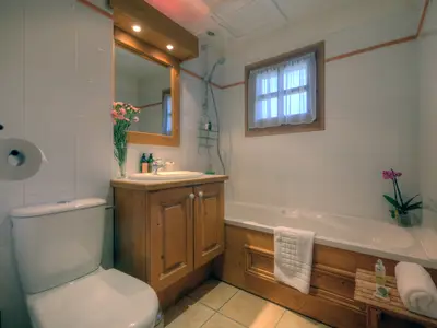 Badezimmer mit Badewanne/Handbrause