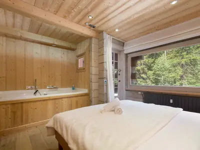 Schlafzimmer mit Badewanne