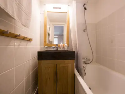 Badezimmer mit Badewanne und Dusche