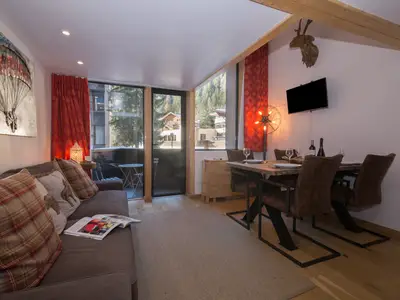 Offener Wohnbereich mit privatem Balkon