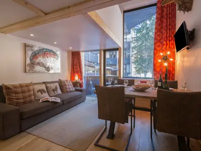 Großes Wohnzimmer mit Flachbildfernseher