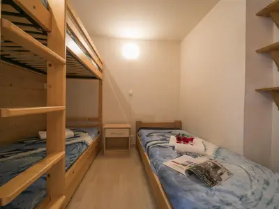 Schlafzimmer 2 mit Etagenbett und einem Einzelbett