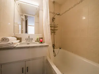 Badezimmer mit Wanne und Dusche