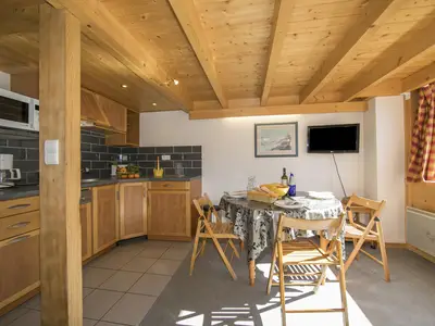 Küche mit Geschirrspüler und Esstisch