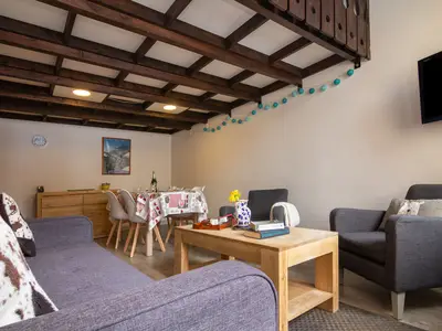 Wohnzimmer mit Mezzanin darüber