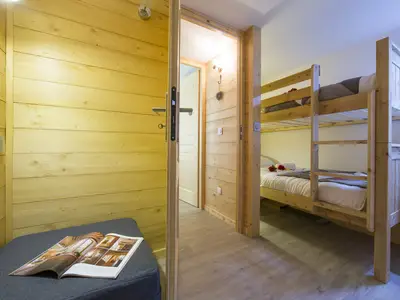 Hochbett und Schrank