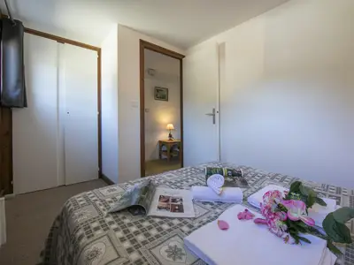 Schlafzimmer 1 mit Kleiderschrank