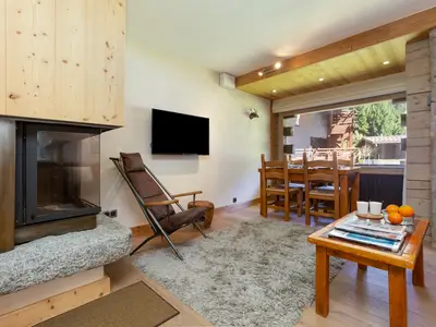 Gemütliches Wohnzimmer mit Kamin und HDTV