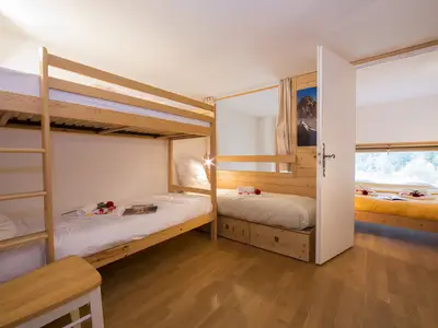 Schlafzimmer mit Hochbett und Einzelbett