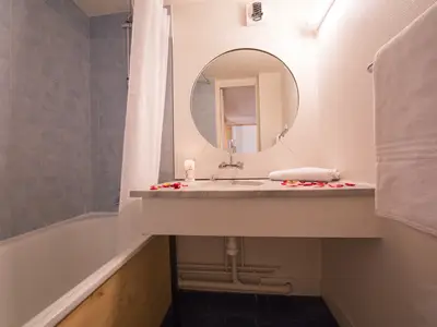 Badezimmer mit Wanne/Dusche