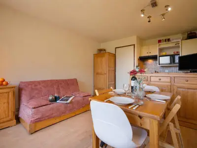 Wohnzimmer mit Schlafsofa und Fernseher