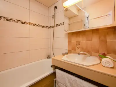 Badezimmer mit Badewanne und Kopfbrause