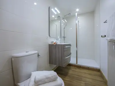 Badezimmer mit Dusche und Toilette