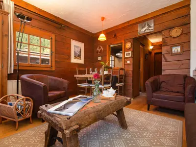 Gemütliches Wohnzimmer mit Essecke