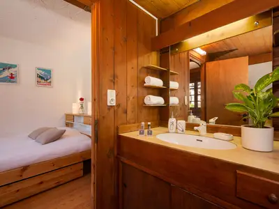 Badezimmer mit Badewanne und Kopfbrause