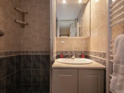 Badezimmer mit Dusche und Toilette