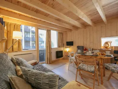 Gemütlicher Wohnbereich mit HDTV und Balkon