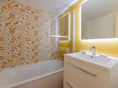 Badezimmer mit Badewanne