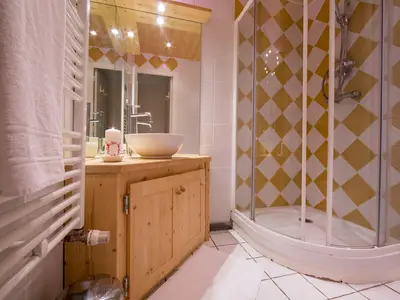 Badezimmer mit Dusche