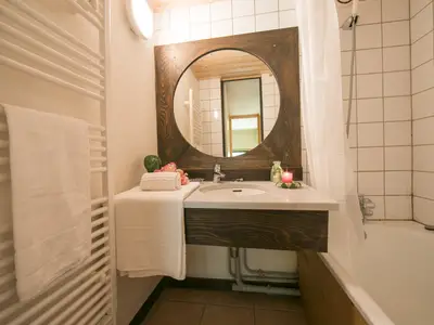 Badezimmer mit Badewanne und Dusche