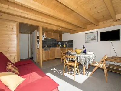 Wohnzimmer mit Schlafsofa für 2 und voll ausgestattete Küche