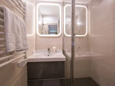 Badezimmer mit Dusche