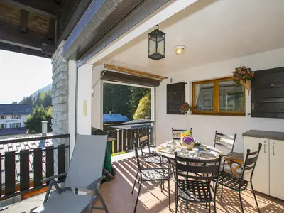 Sonnige und helle große Terrasse