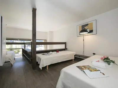 Hauptschlafzimmer im Zwischengeschoss mit 3 Betten