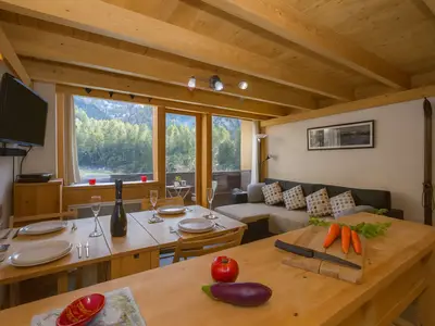 Gemütlicher Wohnbereich mit Wohnzimmer, Küche und Essbereich