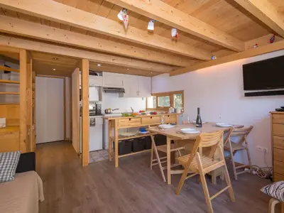 Wandmontierter HDTV im Wohnraum