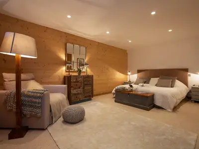 Erstes geräumiges Doppelzimmer mit Kleiderschrank