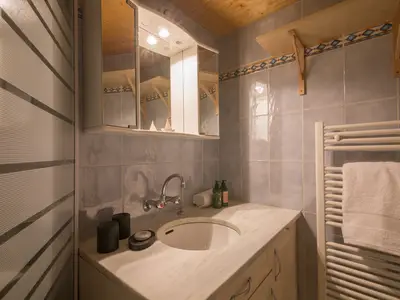 Badezimmer mit beheiztem Handtuchhalter