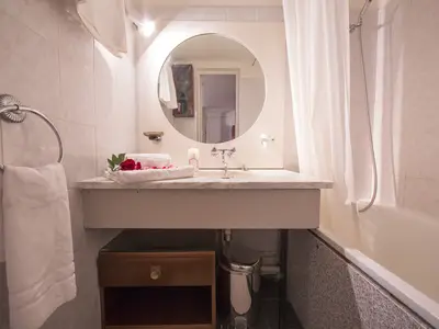 Badezimmer mit Wanne/Dusche