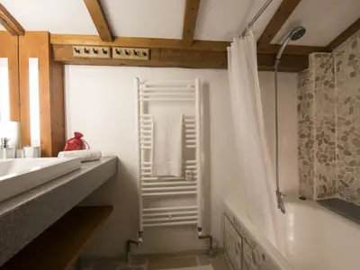 Modernes  Badezimmer mit Badewanne und Dusche