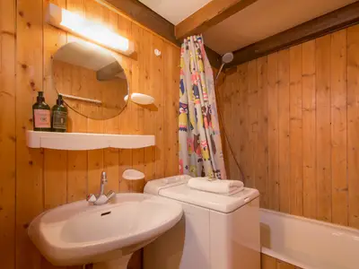 Badezimmer mit Badewanne und Waschgelegenheit