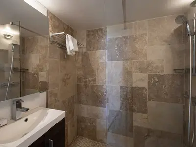 Badezimmer mit Dusche