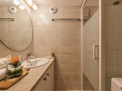 Badezimmer mit Dusche