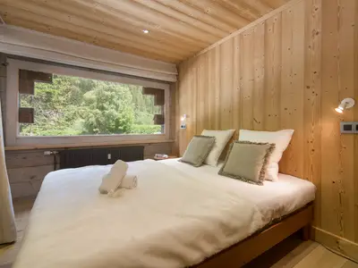 Geräumiges Schlafzimmer mit Doppelbett