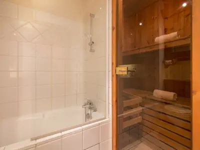 Badezimmer mit Badewanne/Handdusche und Sauna