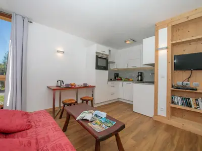 Offene Küche und wandmontiertes HDTV