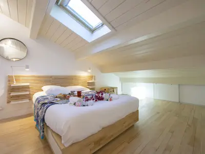 Schlafzimmer mit Doppelbett