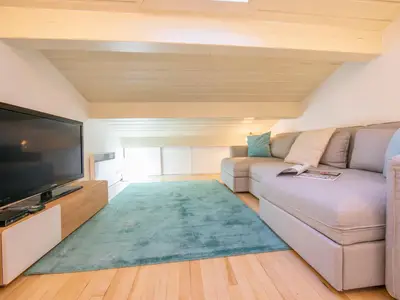 Sitzbereich mit Sofa und Fernseher