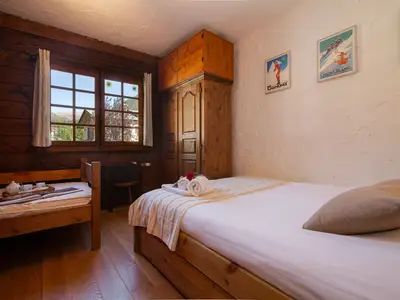 Schlafzimmer mit Doppelbett und Einzelbett