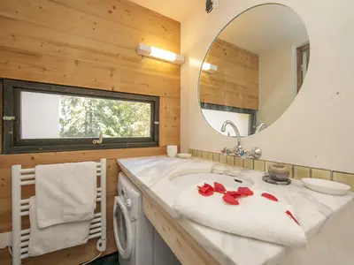 Badezimmer mit Waschmaschine