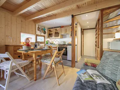 Wohnzimmer mit offener Küche