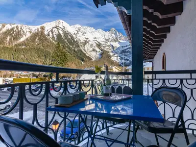 Genießen Sie das Frühstück oder einen Apero am Nachmittag auf dem Balkon