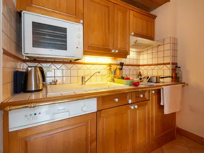 gut ausgestattete Küche mit Geschirrspüler